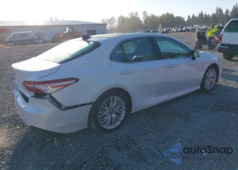 2018 Toyota Camry Xle z USA, uszkodzony, nr VIN 4T1B11HK0JU053904